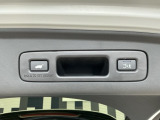 お好みの位置で止められるメモリー機能付の電動リアゲートです!後ろが狭い駐車場でもスムーズに荷物を積めて、さらに背が低い人の手がムリなく届く高さで止めることも可能です!