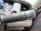 オートヘッドライト標準装備です。車外の明るさに応じて自動的にヘッドライトの点灯・消灯をしてくれます。トンネルの出入り口などで活躍してくれます。