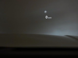 ヘッドアップディスプレイは運転中に役立つ情報をフロントガラスに映し出します。独自のレーザー技術により、直射日光が当たるような状況にも対応。走行速度、ナビゲーションなどの情報を、クリアに表示します。