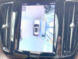 【360&deg;ビューカメラ】4台の高解像度カメラで360度の鳥瞰図を表示。隣の車や壁、死角にある障害物などを画面で確認できるため、狭いスペースでの駐車・出入りも安心です。