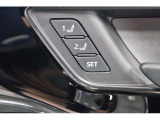 運転席のシートポジションを2か所記憶させることがシートメモリー機能が付いております。ボタンを押すと設定したシートポジションに自動で動きます♪
