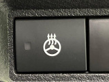 【ステアリングヒーター】冬場に冷たくなりやすい革巻きステアリングを、スイッチ一つで素早く適温に!エアコンよりも早く温まってくれるので、寒い日の運転も快適になりますね♪