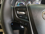 ステアリングには運転中でも簡単に操作できる各種スイッチついてます