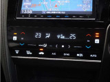 【オートエアコン】温度を設定すれば自動で快適な車内温度を保ちます。エアコン内部の高性能脱臭フィルターで車内のアレルゲンや花粉を除去。