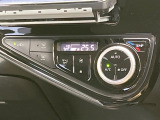 【オートエアコン】一度お好みの温度に設定すれば、車内の温度を検知し風量や温度を自動で調整。暑い&hellip;寒い&hellip;と何度もスイッチ操作をする必要はありません。快適な車内空間には必須の機能ですね♪