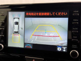 後方の見える安心をお届けするバックガイドモニター付:バックするときのアシストラインもあって楽々バック!車庫入れや縦列駐車をサポートし、苦手な駐車も安心です!今やもう手放せない装備ですネ♪