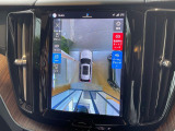 【360&deg;ビューカメラ】4台の高解像度カメラで360度の鳥瞰図を表示。隣の車や壁、死角にある障害物などを画面で確認できるため、狭いスペースでの駐車・出入りも安心です。