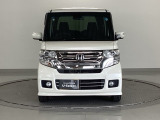 ディスチャージヘッドライト【HID】を装備していますのでとても明るく、夜間の走行や雨の日も安全・安心です。