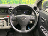インテリアに合わせたデザインのステアリングは、運転される方のことも考え、運転しやすい形状、大きさです。是非一度、実際に触ってお確かめください。