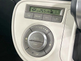 【オートエアコン】一度お好みの温度に設定すれば、車内の温度を検知し風量や温度を自動で調整。暑い&hellip;寒い&hellip;と何度もスイッチ操作をする必要はありません。快適な車内空間には必須の機能ですね♪