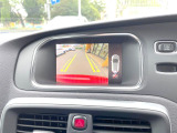 【パークアシスト・カメラ】駐車時に後方がリアルタイム映像で確認できます。大型商業施設や立体駐車場での駐車時や、夜間のバック時に大活躍!運転スキルに関わらず、今や必須となった装備のひとつです!