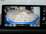 バックカメラの画像です。ガイドラインがスムースな車庫入れをサポートいたします。車庫入れの安心感がアップしますね。