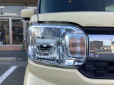 【LED・HIDヘッドライト】 ハロゲンヘッドライトに比べて大光量で、遠方視認性を向上させてくれる為、悪天候や夜間の運転をより安全にサポートしてくれます