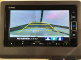 リバースギアに入れるだけで後方の表示へ切り替わります。夜間や雨の日の駐車も楽になりますよ。