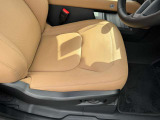 運転席・大きなシワやへたりなど無く綺麗な状態です。