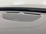 【harman kardon】ハーマンカードンのHi-Fiスペシャリストと共に、モデル別に開発・設計された専用チューニングが臨場感溢れる音響空間を実現しています。
