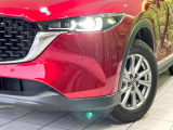 【LEDヘッドライト】悪天候や夜間走行時も良好な視界を確保し安心して運転できる高輝度LEDヘッドライトを装備!点灯速度が早く、消費電力も抑えられています。