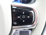 【ステアリングスイッチ】運転中、前方から目線をそらさずにオーディオ等の操作ができるよう、適切に配置されたスイッチ類。安心&快適なドライブを演出してくれる便利な機能です。