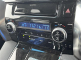 【左右独立温度コントロール式フルオートエアコン(DUAL/SYNC)】運転席側と助手席側でそれぞれ自由に温度設定ができ、快適な風量やモードなどを自動調整します!