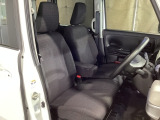 運転席にはアームレストも装備しております。長距離ドライブではありがたい装備ですよね!
