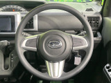インテリアに合わせたデザインのステアリングは、運転される方のことも考え、運転しやすい形状、大きさです。是非一度、実際に触ってお確かめください。