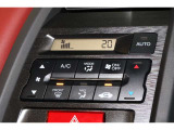 フルオートエアコンが装備されています!お好みの温度設定をするだけでエアコンの風量やモードの切り替えを自動でコントロールしてくれます!ユーザーの操作が少なく燃費走行にもつながります!