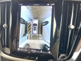 【360&deg;ビューカメラ】4台の高解像度カメラで360度の鳥瞰図を表示。隣の車や壁、死角にある障害物などを画面で確認できるため、狭いスペースでの駐車・出入りも安心です。