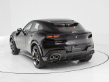コーンズ名古屋ショールームでは1階に最新モデルの展示とコンフィグレーションルーム、2階には中古車展示エリアとラウンジを配し、最新CIのもとフェラーリをご覧いただけます。