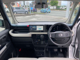 すっきりした運転席周りにはナビやエアコンの操作パネルを設置しておりますので、お一人での運転でもご安心できます。