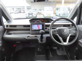 シンプルで実用的なインパネ。車速など情報を表示する【ヘッドアップディスプレイ】を搭載。