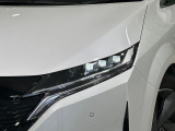 【LEDヘッドライト】悪天候や夜間走行時も良好な視界を確保し安心して運転できる高輝度LEDヘッドライトを装備!点灯速度が早く、消費電力も抑えられています。