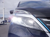 【LEDヘッドランプ】ハロゲンヘッドランプの約2倍の光量でより明るく遠くを照射。視認性、長寿命、省電力に優れ、スタイリッシュな白光色も魅力