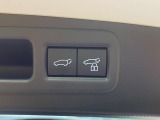 【パワーバックドア】スマートキーや運転席のボタンを押すだけでリアゲートが自動で開閉します!荷物を持っている時や、高い位置にあるバックドアを閉める際に便利な機能です♪