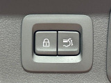 【パワーバックドア】スマートキーや運転席のボタンを押すだけでリアゲートが自動で開閉します!荷物を持っている時や、高い位置にあるバックドアを閉める際に便利な機能です♪