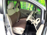 運転席まわりには十分なスペースがあり、大柄な方でもゆったり運転していただける環境です。