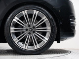 23インチホイール装備!力強さと重厚感を感じさせる立体感のあるスポーク、車体全体のバランスを考慮した洗練されたデザイン性でレンジローバーの魅力を際立たせます!