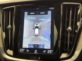 【360&deg;ビューカメラ】4台の高解像度カメラで360度の鳥瞰図を表示。隣の車や壁、死角にある障害物などを画面で確認できるため、狭いスペースでの駐車・出入りも安心です。
