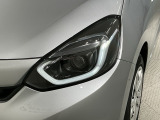 LEDヘッドライトは、点灯の瞬間から最大光量を発揮し、突然暗くなるトンネルなどでの安定感を高めます。