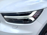 【LEDヘッドライト】明るく眩しいハイビームを先行車や対向車に照射しないオートハイビームを備えたLEDヘッドライト。北欧神話に登場するトールハンマーをモチーフにした、一目でボルボとわかるデザイン。