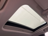 【パノラマガラスルーフ】固定式のガラスルーフで明るい車内空間を演出。日差しの強い日は電動スライドカーテンで調整するなど、季節を問わず開放的なドライブをお楽しみいただけます。