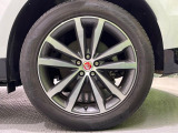 純正20インチアルミ『こだわりを持ってモデル別にデザインされています。しつこい鉄粉や錆に高い効果を発揮する「ホイールコーティング」の施工も受付中!お気軽に担当営業までご相談ください