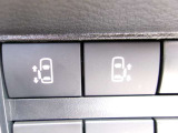 左右両側オートスライドドアです。運転席からでもスイッチひとつで開閉できるので、便利ですよ