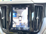 【360&deg;ビューカメラ】4台の高解像度カメラで360度の鳥瞰図を表示。隣の車や壁、死角にある障害物などを画面で確認できるため、狭いスペースでの駐車・出入りも安心です。