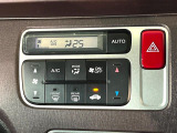 【オートエアコン】一度お好みの温度に設定すれば、車内の温度を検知し風量や温度を自動で調整。暑い&hellip;寒い&hellip;と何度もスイッチ操作をする必要はありません。快適な車内空間には必須の機能ですね♪