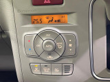 【オートエアコン】一度お好みの温度に設定すれば、車内の温度を検知し風量や温度を自動で調整。暑い&hellip;寒い&hellip;と何度もスイッチ操作をする必要はありません。快適な車内空間には必須の機能ですね♪