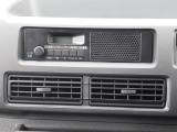 スピーカー内蔵AM/FMラジオを装着しています。