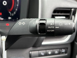 【オートライト(AUTO)】外の明るさをシステムが感知して、自動でヘッドライトが点灯します。ヘッドライトをつけ忘れを防ぐ便利機能です。