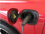 専用コードを接続するだけで簡単に充電が行えます。プラグインハイブリッドモデルRecharge T6 AWD PHEVは、走行中の充電のほか、自宅などに設置された充電機器からの充電が可能です。