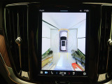【360&deg;ビューカメラ】4台の高解像度カメラで360度の鳥瞰図を表示。隣の車や壁、死角にある障害物などを画面で確認できるため、狭いスペースでの駐車・出入りも安心です。