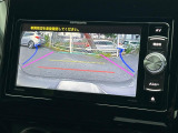 【バックカメラ】駐車時に後方がリアルタイム映像で確認できます。大型商業施設や立体駐車場での駐車時や、夜間のバック時に大活躍!運転スキルに関わらず、今や必須となった装備のひとつです!